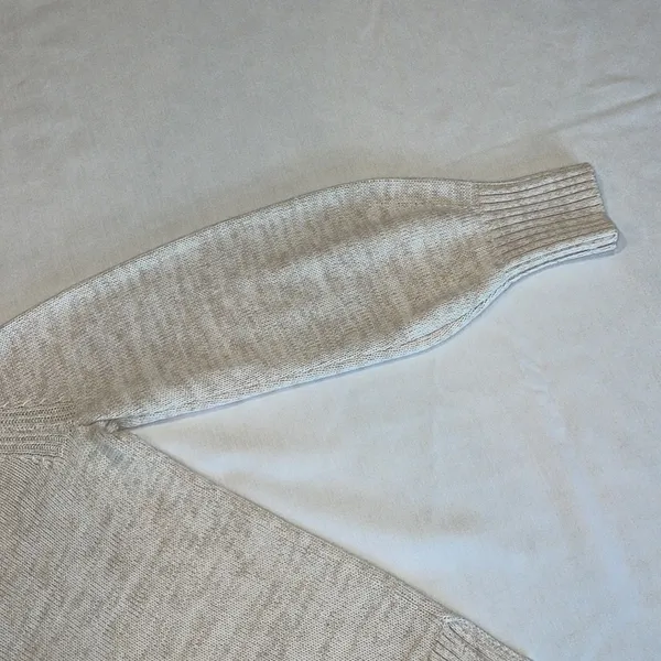 GAP • Crossover V Neck Sweater • Size XS • Marshmallow (Cream/Tan) - Image 7