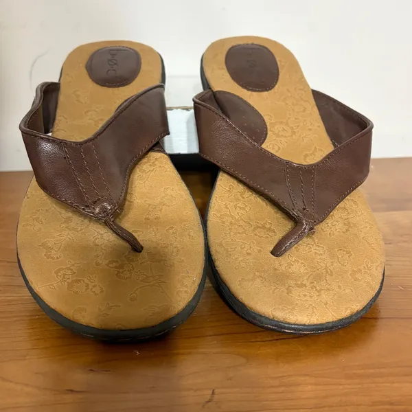 b.o.c. Born Concept Brown Floral Embossed Flip Flop Sandals Womens 9M Z10706 - Image 2