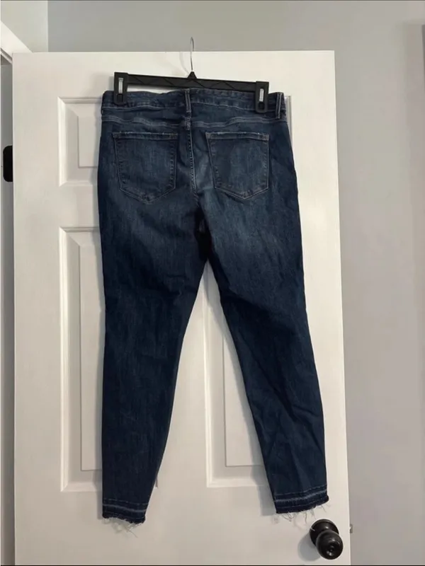 Old Navy rockstar built-in sculpt jeans size 14 regular raw edge hem - Image 4