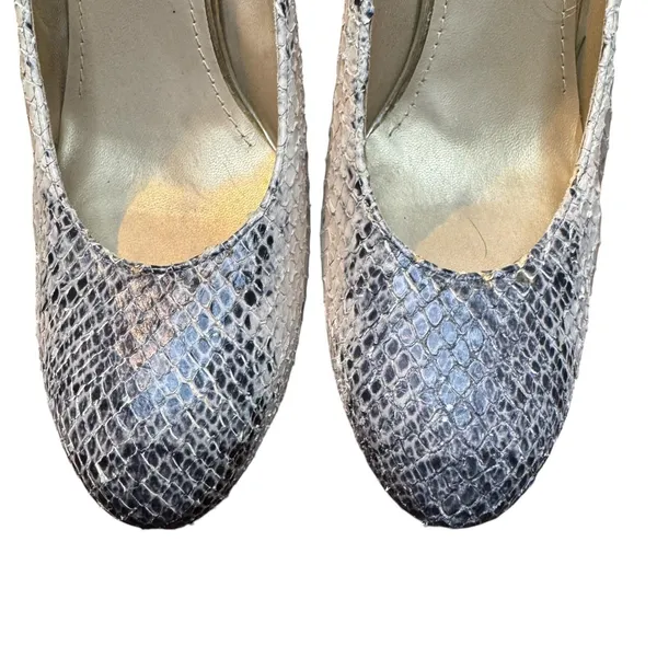 Stuart‎ Weitzman Shoes Womens Size 8.5 White Snake Print Round Toe Pumps LW11031 - Image 2