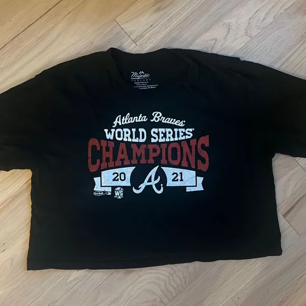 Majestic threads/athletic women’s cropped Atlanta Braves size SM mint condition - Image 2