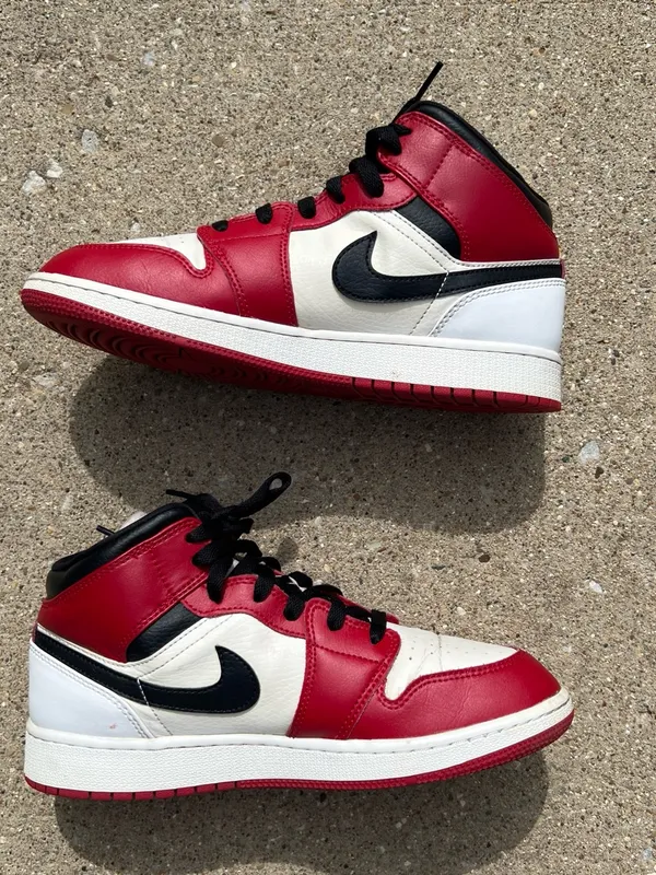 Air Jordan 1 Mid GS 'Chicago' Size 7y Women’s Size 8.5 - Image 2