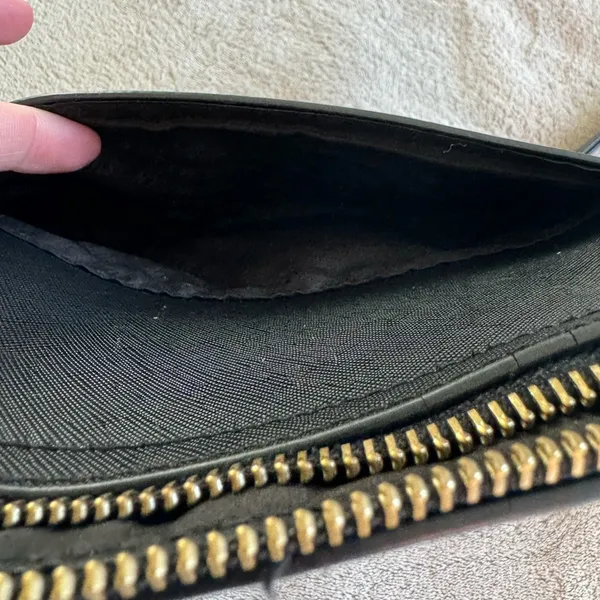 Steve Madden Black and Gold Crossbody Bag - Image 5