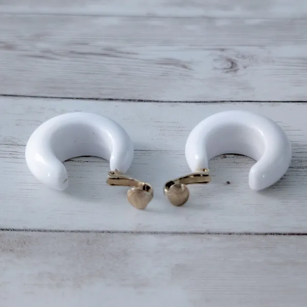Vintage Sarah Coventry Clip On Earrings - Retro Chunky White Hoops - Image 7