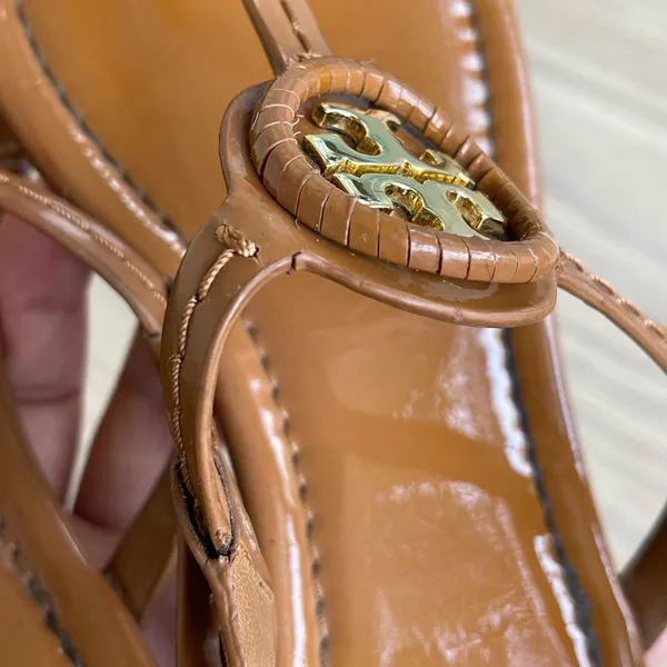 Tory Burch Tan Leather Sandals with Gold Emblem - Image 10