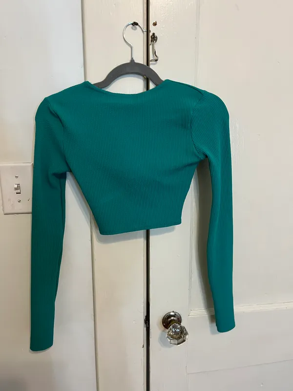 PrettyLittleThing Textured Cutout Twist Front Crop Top - Image 4