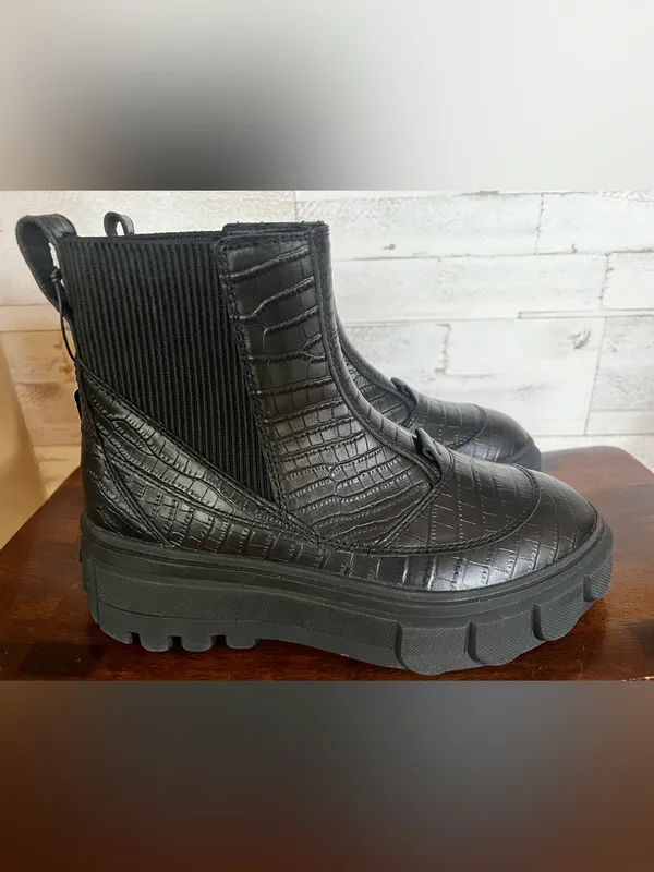Sorel Women's Caribou X Platform Chelsea Boots in size 9. - Image 3