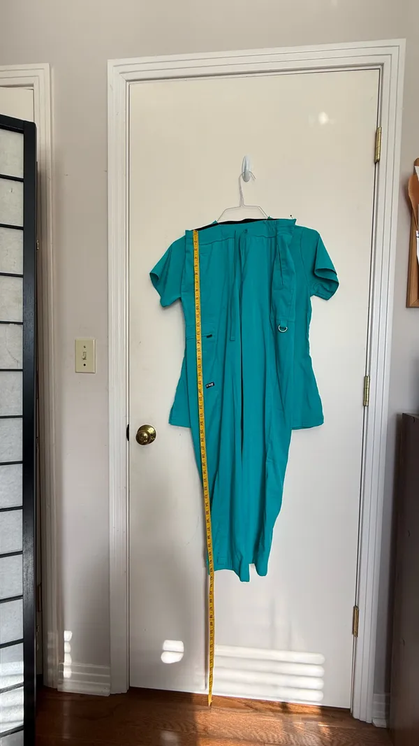 Stylish turquoise scrub ensemble from Grey's Anatomy. Features a V-neck top and matching pants. - Image 3