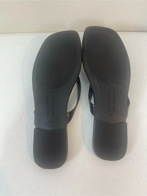 Tommy Hilfiger Black Patent Croc-Effect Thong Sandals with Gold Logo - Image 5