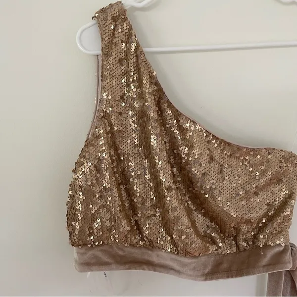 Lulus NWOT Spectacular Matte Gold Sequin One-Shoulder Side-Tie Crop Top Size M - Image 10