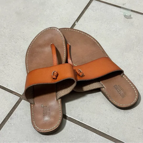 Mossimo‎ Supply Co Women T-Strap Brown Leather Sandals size 6 - Image 3