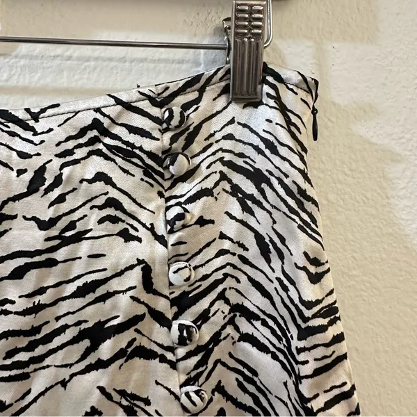 ZARA Womens Zebra Print Satin Mid-Rise Mini Skort Size M Black and White - Image 5
