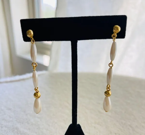 Vintage artificial pearls dropped earrings - Image 2