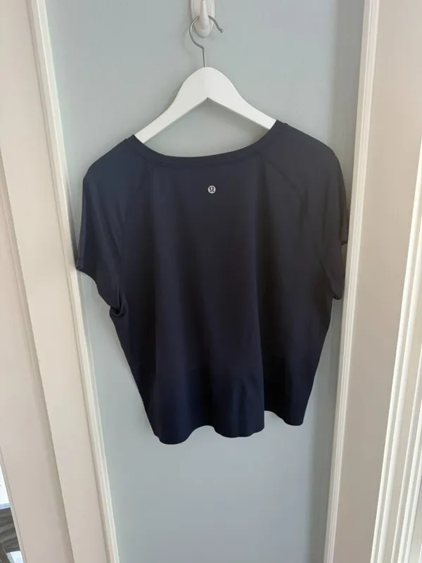 Lululemon Final Lap Short Sleeve - Image 4
