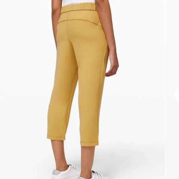 Lululemon On the Fly Crop Pants‎ *Woven 23" Vintage Gold Yellow Mustard Size 6 - Image 4