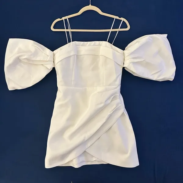 Elliatt *NWT* Palladium Mini Dress in Ivory with Puffy Sleeves - Image 2