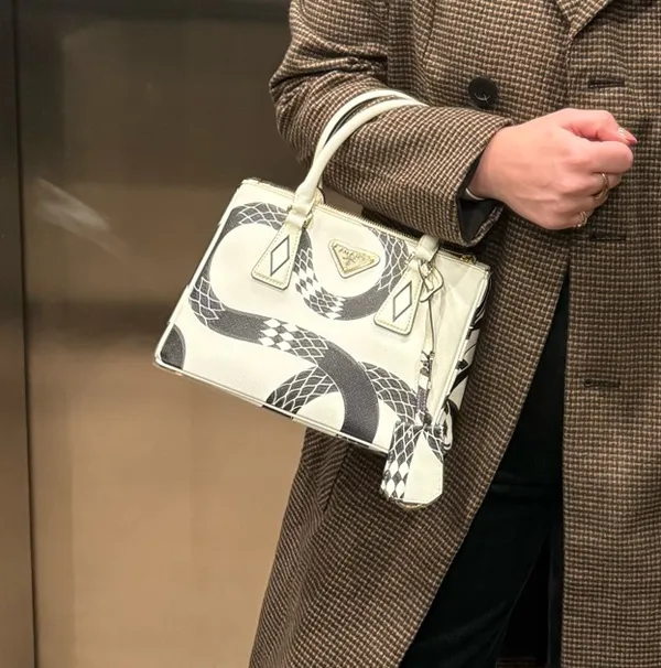 Prada white leather bag with black snack  - Image 3