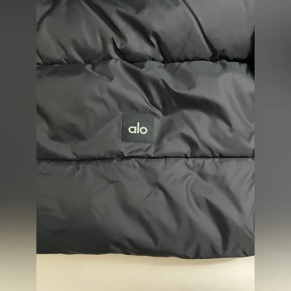 ALO Yoga NWT Gold Rush Puffer Jacket Full Zip, zipper pocket, very warm Black L - Image 7