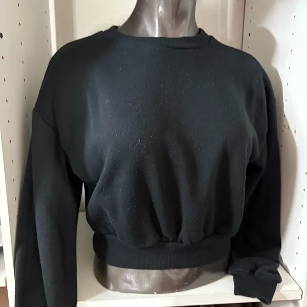 Woman’s wild fable crop top pull over sweatshirt, size medium - Image 4