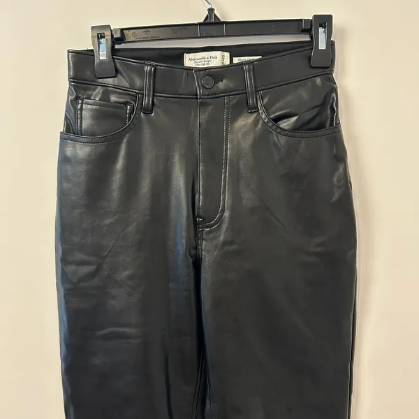 NWT Abercrombie & Fitch The Ankle Straight Ultra High Rise Vegan Leather Size 4 - Image 4