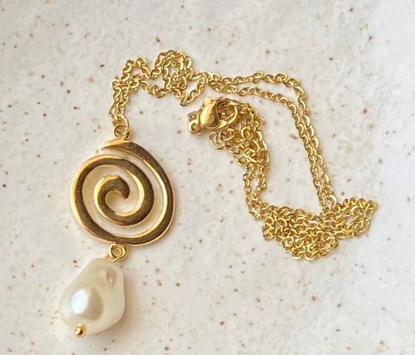 Handmade gold tone stainless steel spiral swirl uzumaki & pearl necklace🌀 - Image 5