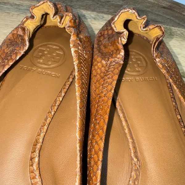 Tory Burch Reva Snake Skin Embossed Ballet Scrunch Flats Logo SZ 8.5 Brown Gold - Image 9