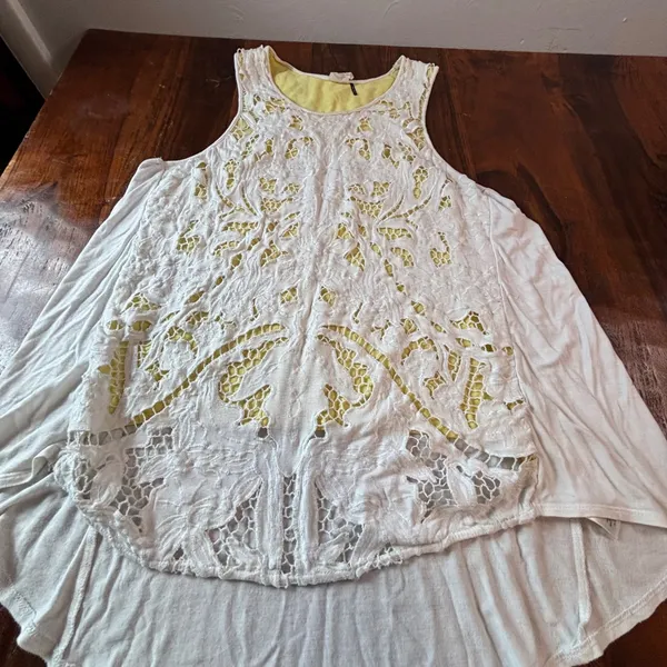 Akemi + Kin Anthropologie White Lace Yellow Lined High-Low Tank Top Large - Image 7