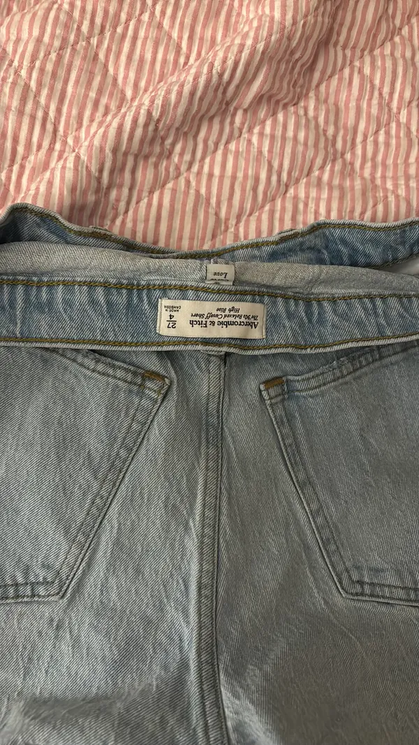 Abercrombie 90s Relaxed Cut-Off Curve Love Shorts - Image 4