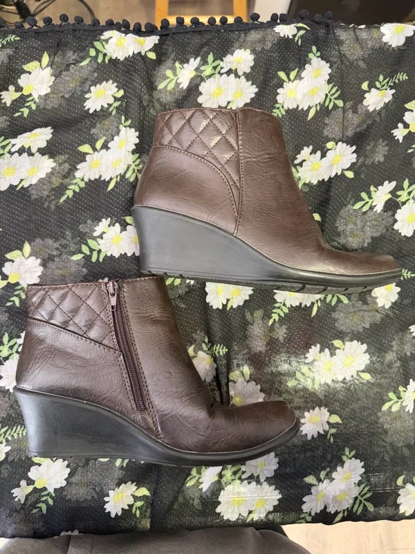Comfort Wave Brown Faux Leather Wedge Ankle Booties with Quilted Side. Size: 8 - Image 3