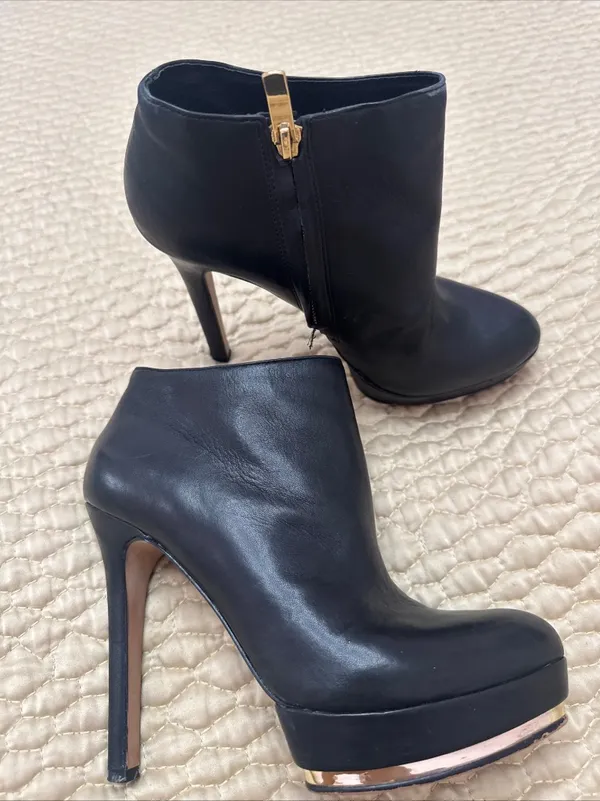 Vince Camuto 6B/36 Dira Black Leather Platform Stiletto Ankle Booties Gold Trim - Image 2