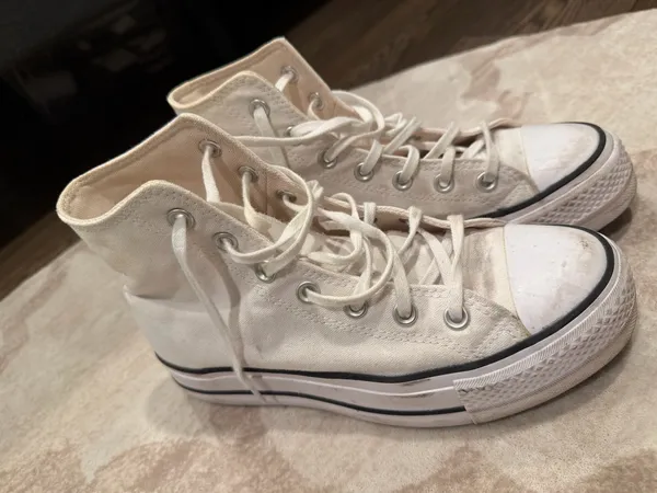 High-Top Converse Chuck Taylor - Image 2