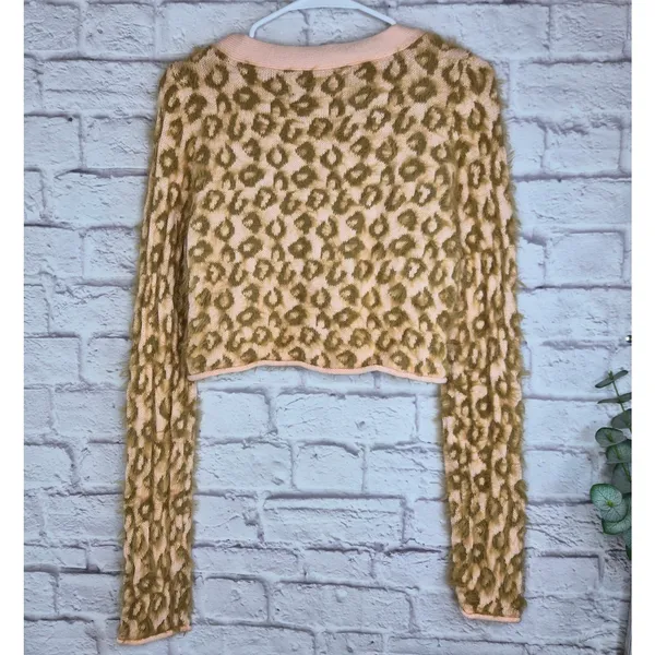 NWT Urban Outfitters Kimchi Blue Meo Fuzzy Leopard Cropped Cardigan S Pink Honey - Image 9
