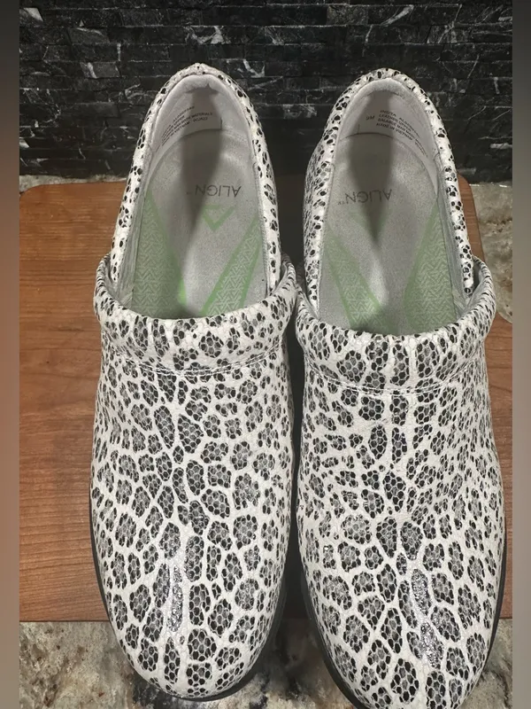 Nurse Mates Indya Slip Resistant Clog Shoes Sz 9 White Black Leopard Leather - Image 3