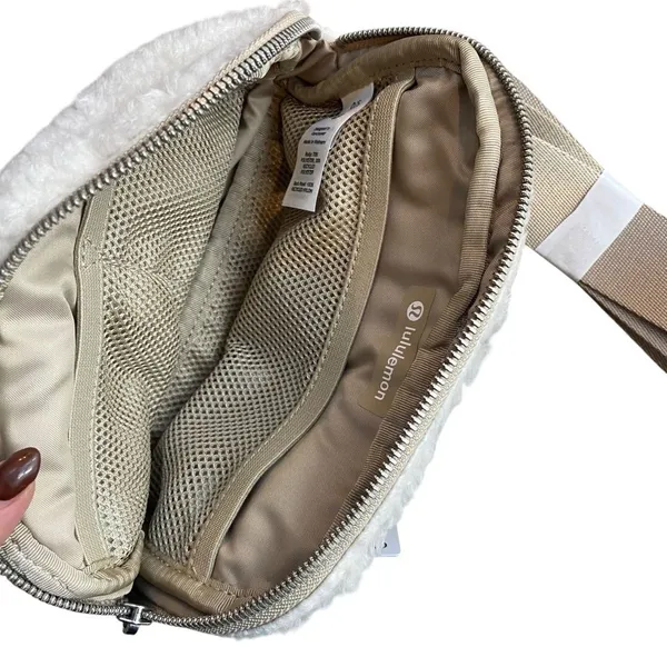 Lululemon Everywhere Belt Bag‎ Fleece Natural Beige Tan Silver Hardware New - Image 6