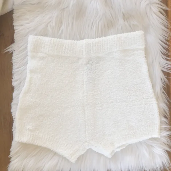 Forever 21 White super soft crop top and highwaist highrise short set, brand new with tag - Image 6