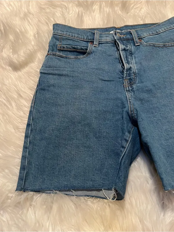 Old Navy Women's Size 8 Sky-Hi Denim Short Medium Wash Jasmine 7" Clean - Image 3