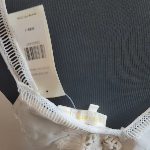 Elegant White And Off White Lace Top Cropped SRV X FTF Sz 1 NWT - Image 7