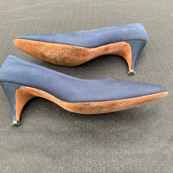 💙 Vintage 1950s or 60s Saks Fifth Avenue Fenton Last Size 7 Navy Blue Kitten Heels Pumps 💙 - Image 10