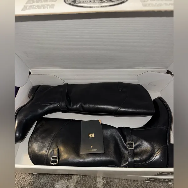 Frye Dorado riding boots made of black leather - Image 8
