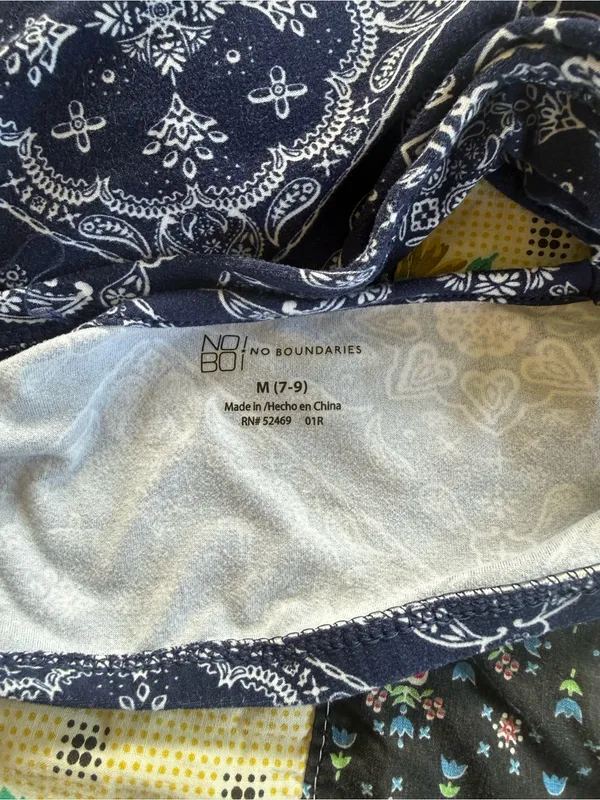 navy blue paisley bandana print sports bra w crisscross straps size 7-9 (small) - Image 3