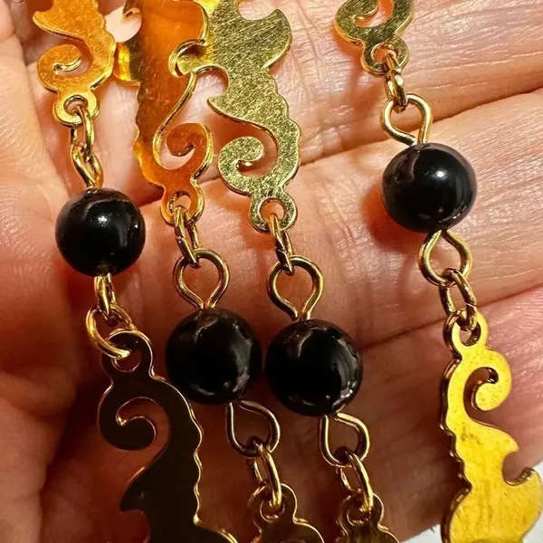 Gold tone and black beaded necklace - Image 7