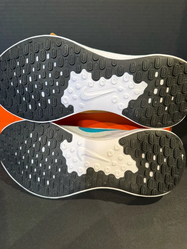 Women’s Nike Revolution 7 - Image 4