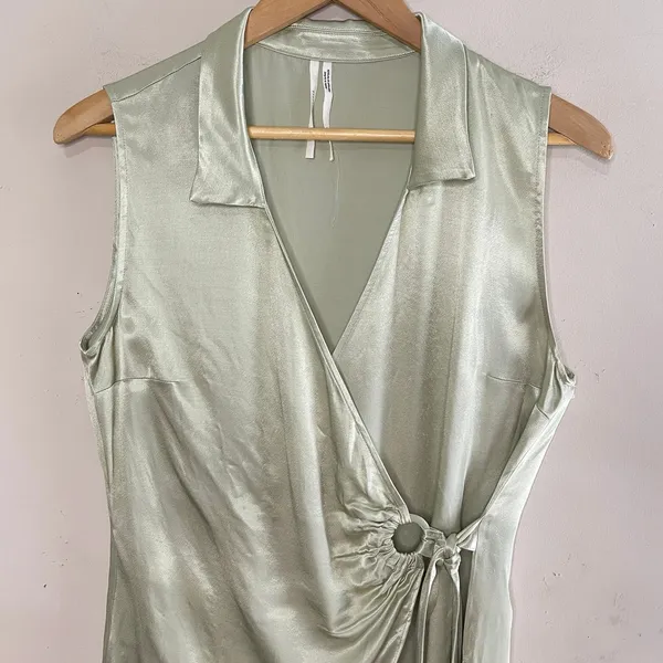 NWT‎ ANTHROPOLOGIE Iridescent Satin Wrap Top, Small, Metallic Sleeveless Ruched - Image 4
