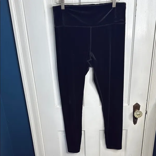 Athleta Elation Velvet Tight in Black #467925 W1679 Sz L - Image 5