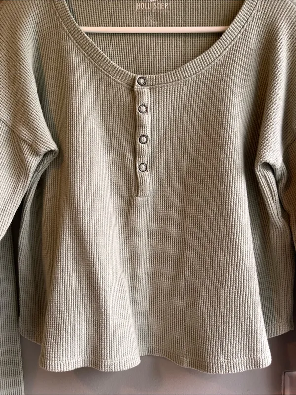 Hollister Ribbed Henley Long Sleeve Cropped Top in Sage Green Size Small - Image 7