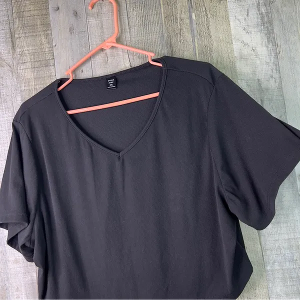 Shein Curve 4XL Cropped Ribbed V-Neck Short Sleeve Black Top - Image 2