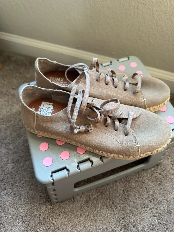 Tom’s tan sneakers size 7 - Image 2