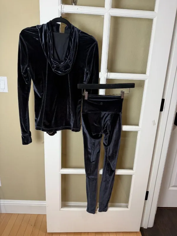 LULULEMON Velvet Set Define Gold Zip Up Jacket Size 6 & Leggings Size 2 Black - Image 4