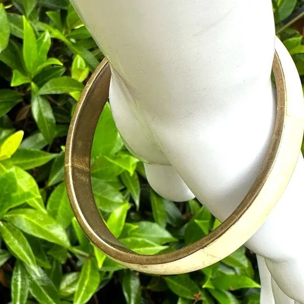 Brass mother of pearl vintage bangle bracelet - Image 8