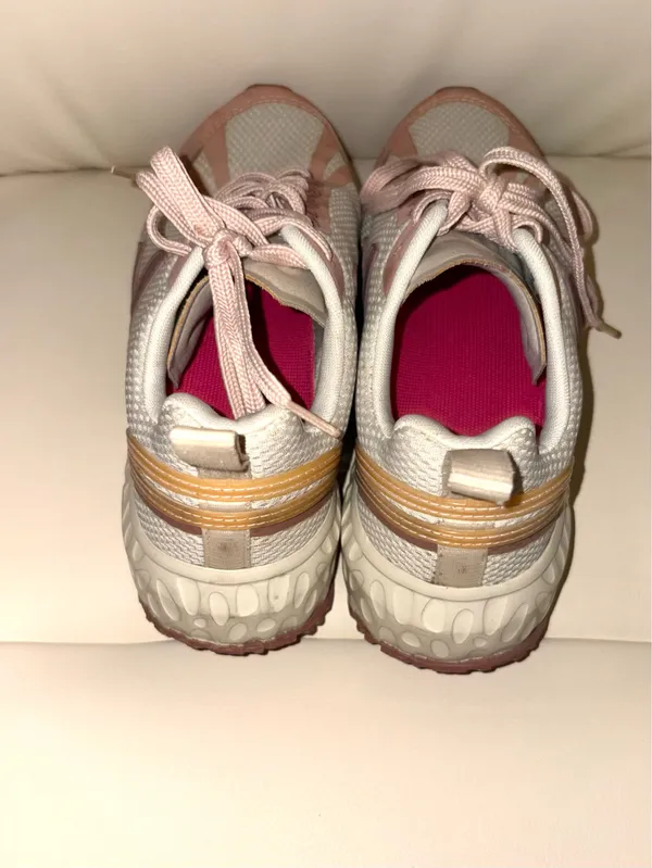 Veja Condor 2 Alveomesh running shoes in the Natural Dried-Petal Pink color combination (dried petal pink and cream). - Image 4